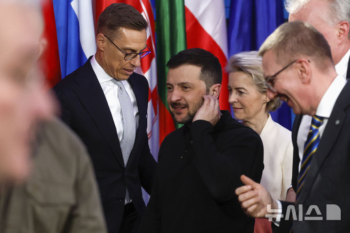 [키이우( 우크라이나)=AP/뉴시스] 우크라이나 전쟁 3주년을 맞아 2월 24일 키이우를 방문한 서방 정상들이 볼로디미르 젤렌스키 대통령을 위로하며 지원 계속을 약속하고 있다. 왼쪽 부터 알렉산데르 스투브 핀란드 대통령, 젤렌스키, 우르줄라 폰데어라이엔 유럽연합 대통령, 에드가스 린케비치 라트비아대통령,&nbsp; 기타나스 나우세다 리투아니아 대통령. 2025. 02. 25. (AP통신 풀 사진) 