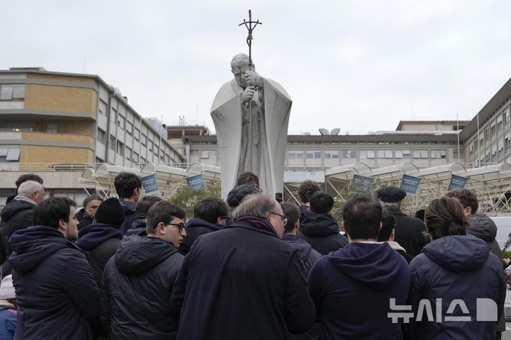 [로마=AP/뉴시스] 24일(현지 시간) 프란치스코 교황이 입원한 로마 아고스티노 제멜리 병원 밖에서 사람들이 기도하고 있다. 2025.02.25.