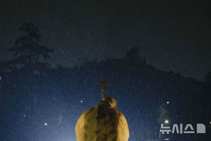 [로마=AP/뉴시스] 24일(현지 시간) 프란치스코 교황이 입원중인 로마 아고스티노 제멜리 병원 내 교황 요한 바오로 2세 동상 위로 비가 내리고 있다. 2025.02.25.