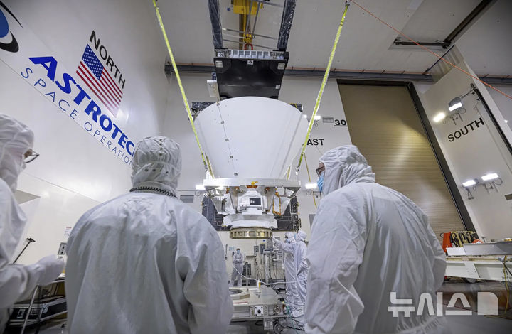 [캘리포니아=AP/뉴시스] 지난 1월 16일 미국 캘리포니아 반덴버그 우주군 기지에서 관계자들이 차세대 우주망원경 스피어엑스(SPHEREx)의 시스템을 살펴보고 있다. 2025.03.12.