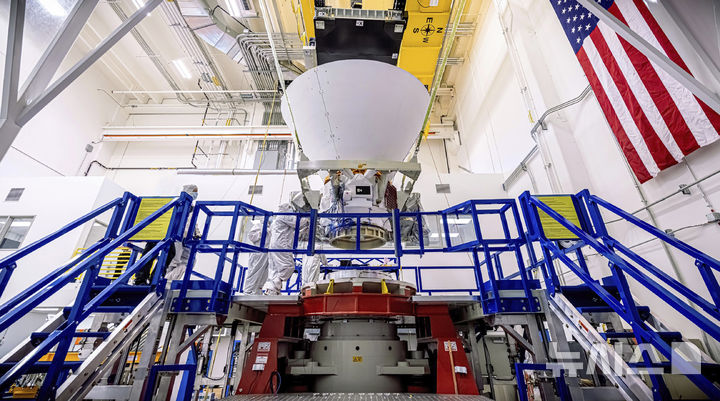 [캘리포니아=AP/뉴시스] 지난 1월 16일 미국 캘리포니아 반덴버그 우주군 기지에서 관계자들이 차세대 우주망원경 스피어엑스(SPHEREx)의 시스템을 살펴보고 있다. 2025.03.12.