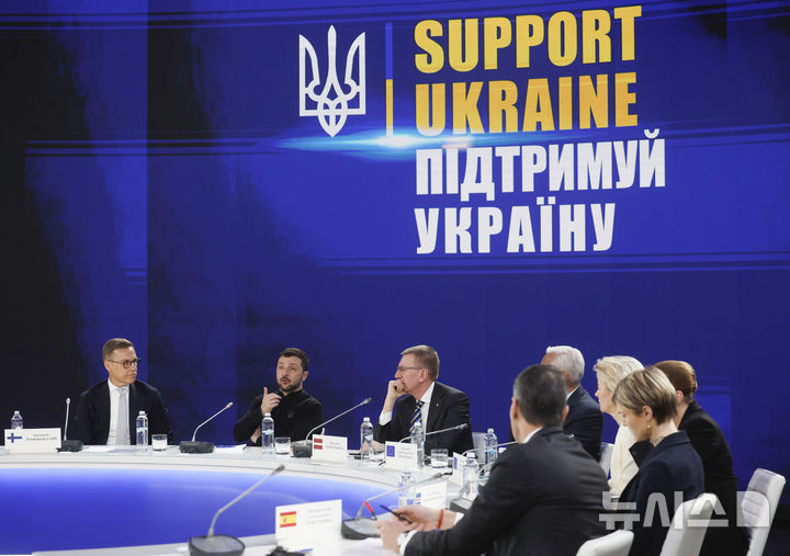 [키이우( 우크라이나)= AP/뉴시스] 우크라이나 키이우에서 2월 24일 열린 개전 3주년 지원국 회의에 참석한 핀란드 우크라이나 라트비아 유럽연합 덴마크 아이슬란드 스페인 정상들. 2025. 02. 25. 