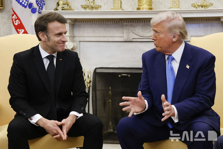 [워싱턴=AP/뉴시스] 도널드 트럼프(오른쪽) 미국 대통령과 에마뉘엘 마크롱 프랑스 대통령이 지난 24일(현지 시간) 미국 백악관 집무실에서 회담하고 있다. 트럼프 대통령은 러-우크라이나 전쟁을 수주일 안에 종식할 수 있다고 밝혔다. 2025.03.01.