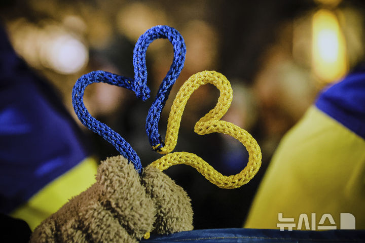 [소피아=AP/뉴시스]&nbsp; 불가리아 소피아에서 올해 2월 24일 러시아의 우크라이나 침공 3주년을 맞아 열린 규탄 집회 참석자가 우크라이나 국기 색의 하트를 손에 들고 있다. 불가리아 국민과 우크라이나 난민들의 연대의지에도 불구하고 불가리아는 심각한 인구감소로 범정부 대책을 논의 중이다. 2025. 05.01.&nbsp; 