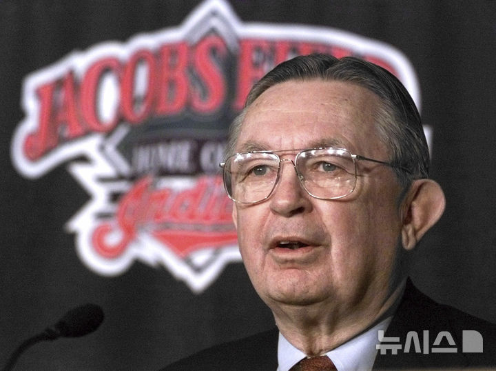 [클리블랜드=AP/뉴시스] 25일(한국 시간) 세상을 떠난 메이저리그 클리블랜드 가디언스 구단주 래리 돌란. 1999.11.05.