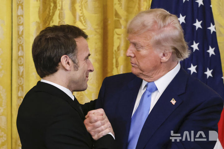 [워싱턴=AP/뉴시스]도널드 트럼프 미국 대통령(사진 오른쪽)과 에마뉘엘 마크롱 프랑스 대통령이 24일(현지 시간) 백악관에서 손을 맞잡고 있다. 2025.02.25.