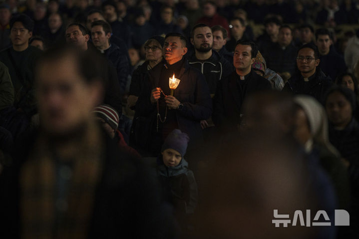 [바티칸=AP/뉴시스] 24일(현지 시간) 바티칸 성 베드로 광장에서 열린 프란치스코 교황을 위한 묵주 기도회에서 가톨릭 신자들이 교황의 건강 회복을 기원하는 기도를 하고 있다. 2025.02.25.