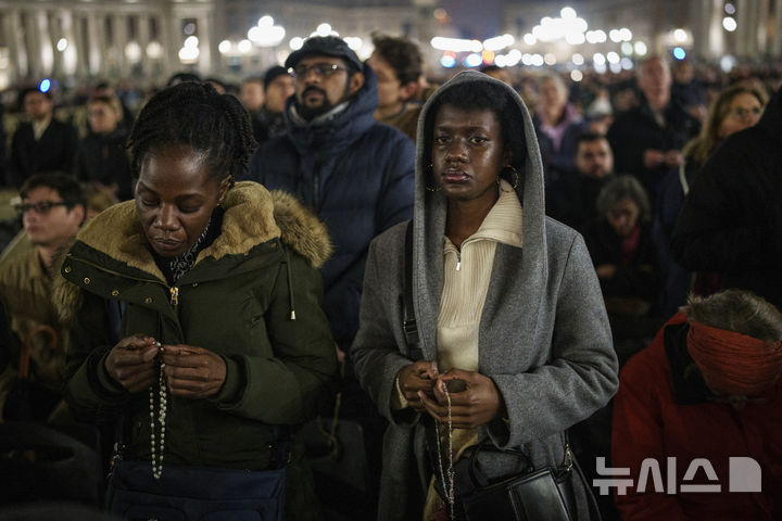 [바티칸=AP/뉴시스] 24일(현지 시간) 바티칸 성 베드로 광장에서 열린 프란치스코 교황을 위한 묵주 기도회에서 가톨릭 신자들이 교황의 건강 회복을 기원하는 기도를 하고 있다. 2025.02.25.