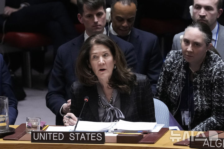 [뉴욕=AP/뉴시스] 우크라이나 전쟁 3주년인 24일(현지 시간) 도러시 셰어 주유엔 미국 차석대사가 미 뉴욕 유엔본부에서 열린 안전보장이사회(안보리)에서 발언하고 있다. 셰이 차석대사는 러시아의 침략에 대한 언급 없이 우크라이나 전쟁의 신속한 종전을 촉구하는 미국 주도의 결의안이 통과된 것에 대해 "종전이라는 하나의 생각에 초점을 맞춘 단순하고 역사적인 성명"이라고 밝혔다. 2025.02.25.
