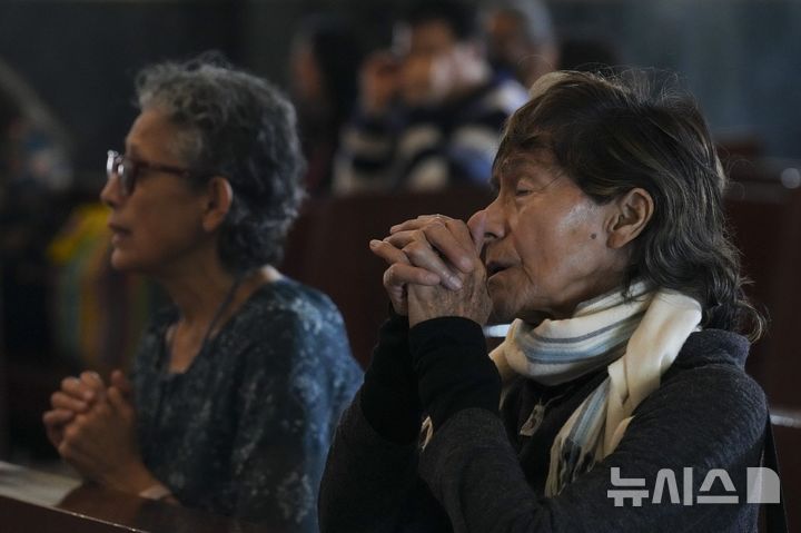 [멕시코시티=AP/뉴시스] 24일(현지 시간) 멕시코 멕시코시티 과달루페 대성당에서 열린 프란치스코 교황 건강 회복 기원 기도에 참석한 참석자들이 기도하고 있다. 2025.02.25.