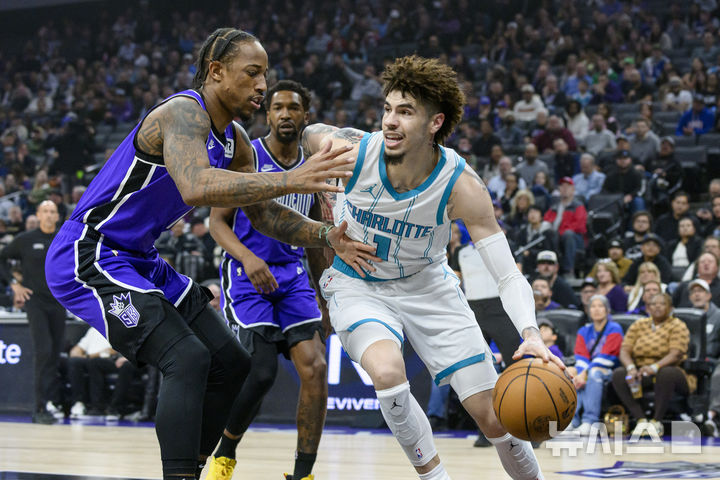 [새크라멘토=AP/뉴시스] 미국프로농구(NBA) 새크라멘토 킹스의 더마 드로잔(왼쪽), 샬럿 호네츠의 라멜로 볼. 2025. 2. 24.