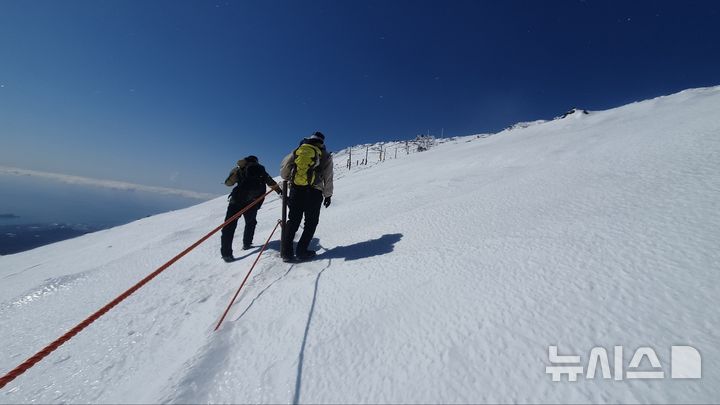[제주=뉴시스] 한라산에 내린 폭설로 인해 정상인 백록담에 대한 출입통제가 장기화 되고 있다. 한라산국립공원 직원과 산악안전대에서 길트기 작업을 하고 있으나 쌓인 눈이 얼어붙으면서 탐방객 안전에 위협이 되고 있다. (사진=제주도 제공) 2025.02.25. photo@newsis.com
