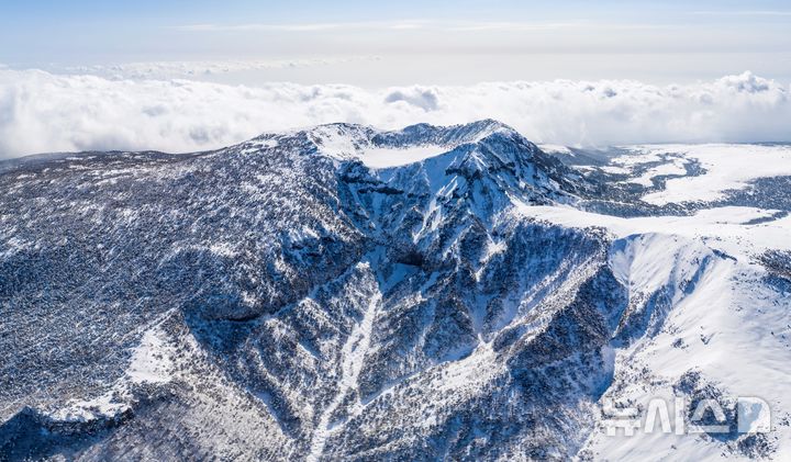 [제주=뉴시스] 임재영 기자 = 겨울 한라산과 백록담 전경. (사진=뉴시스 DB) ijy788@newsis.com