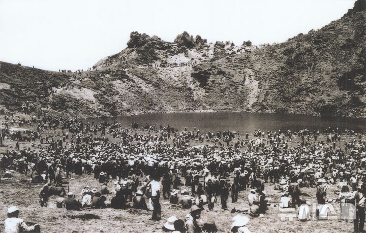 [제주=뉴시스] 한라산 백록담 분화구에서 1960년대 열린 철쭉제 모습. (사진=제주도 제공) photo@newsis.com