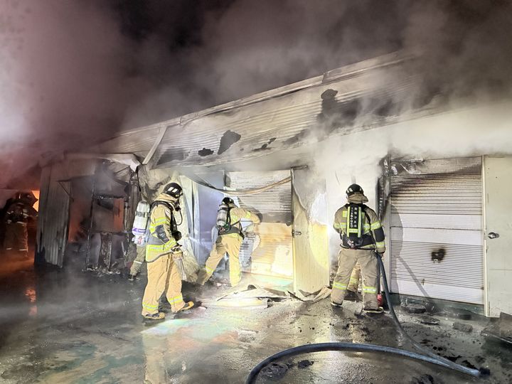 [군산=뉴시스] 25일 오전 2시 47분께 전북 군산시 오식도동의 한 굴삭기 부품 생산 공장 4층 숙소에서 불이 나 50분여만에 진화됐다. (사진=전북도소방본부 제공) 2025.02.25. photo@newsis.com *재판매 및 DB 금지