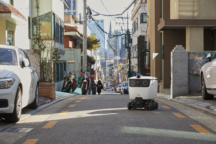 [서울=뉴시스] 배달의민족(배민)이 서울 강남 일대에서 무인 자율주행 로봇배달을 시작한다고 25일 밝혔다. (사진=우아한형제들 제공) *재판매 및 DB 금지