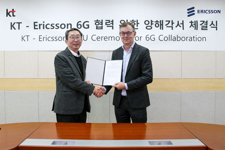 [서울=뉴시스] KT가 글로벌 이동통신 장비 제조사인 에릭슨과 손잡고 저대역 주파수 분할 이중화(FDD)용 멀티무선 다중입출력 기지국 연구 협력을 진행한다. (사진=KT 제공) *재판매 및 DB 금지
