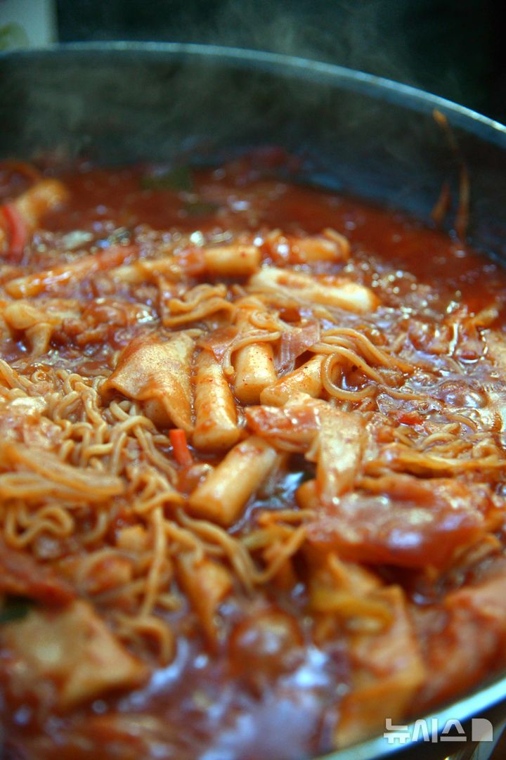 [서울=뉴시스] 추억의 즉석떡볶이 (사진=뉴시스DB)