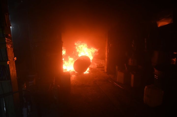 [대구=뉴시스] 24일 오후 8시44분께 대구 서구 비산동 염색산업단지 내 공장에서 화재가 발생했다. (사진=대구서부소방서 제공) 2025.02.25. photo@newsis.com *재판매 및 DB 금지