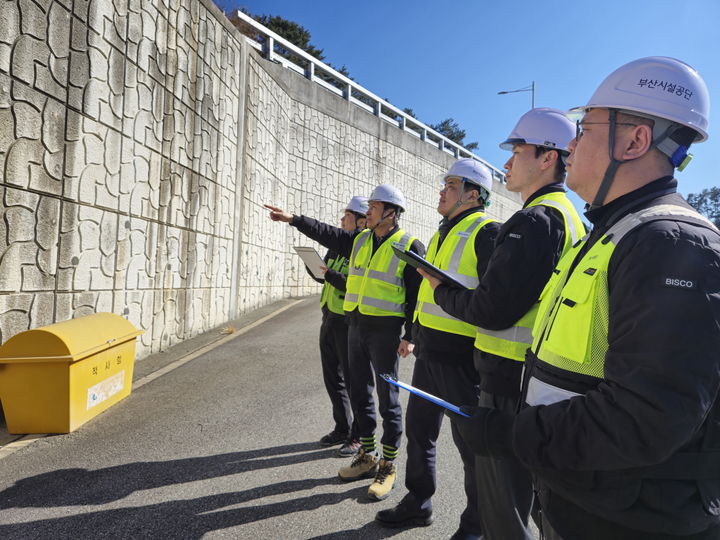 [부산=뉴시스] 25일 부산시설공단은 해빙기 재난취약시설에 대한 안전 점검을 진행하고 있다. (사진=부산시설공단 제공) 2025.02.25. photo@newsis.com *재판매 및 DB 금지