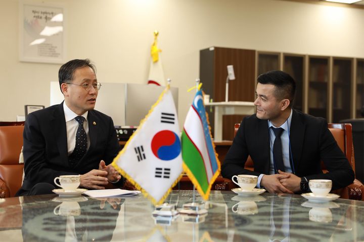 이형일 통계청장이 한국을 방문한 쉐라리예프(Sheraliev) 우즈베키스탄 통계청 센서스 국장과 면담하고 있다.(사진 : 통계청 제공) 2025.2.25. *재판매 및 DB 금지