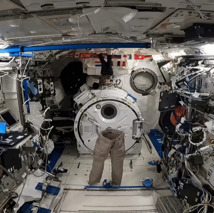 NASA 우주 비행사 돈 페티트가 ISS에서 바지를 입는 모습을 공개했다. (영상=돈 페티트 X) *재판매 및 DB 금지
