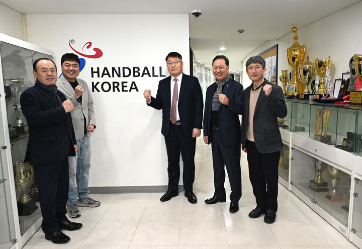 [서울=뉴시스] 김태균 서울시 행정1부시장이(우측 세 번째) 대한핸드볼연맹을 방문해 서울시의 올림픽 유치 의지를 피력하고 원종호 부회장(좌측 두 번째), 정규오 사무처장(우측 첫 번째) 등 협회 관계자들과 기념사진을 촬영하고 있다. 2025.02.25 (사진 제공=서울시) photo@newsis.com *재판매 및 DB 금지