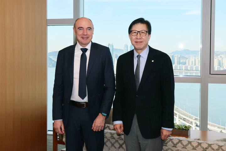 [부산=뉴시스] 박형준 부산시장(오른쪽)이 25일 해운대구 파크하얏트 부산 호텔에서 르노코리아 신차생산 준비 추진사항 확인을 위해 내한한 르노그룹 띠에리샤벳(Thierry Charvet) 생산·품질 총괄 부회장을 만나 미래차 생태계 조성을 위한 협력방안을 논의했다. (사진=부산시 제공) 2025.02.25. photo@newsis.com *재판매 및 DB 금지