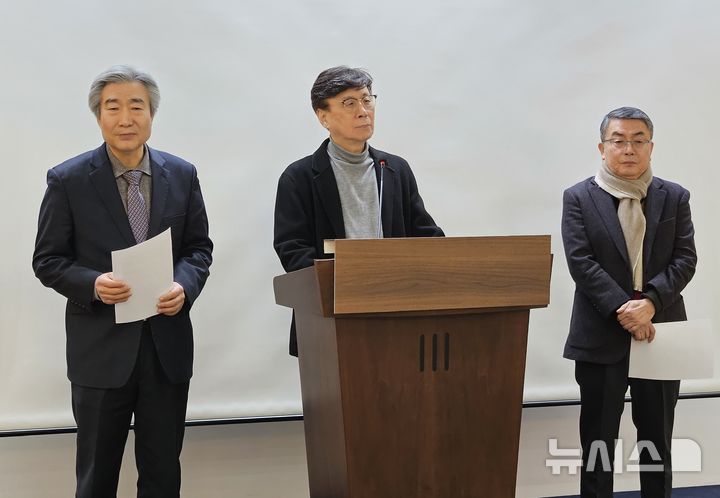 [청주=뉴시스] 이도근 기자= 충북·청주경제정의실천시민연합(경실련) 이두영(왼쪽부터) 전 사무처장, 우정순 전 공동대표, 손세원 전 집행위원장이 25일 청주시 상당구 문화동 충북도청 브리핑룸에서 충북·청주 경실련 재창립 강행에 반발하는 기자회견을 열고 있다. 2025.02.25. nulha@newsis.com