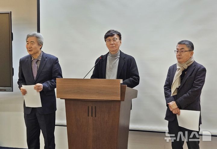 [청주=뉴시스] 이도근 기자= 충북·청주경제정의실천시민연합(경실련) 이두영(왼쪽부터) 전 사무처장, 우정순 전 공동대표, 손세원 전 집행위원장이 25일 청주시 상당구 문화동 충북도청 브리핑룸에서 충북·청주 경실련 재창립 강행에 반발하는 기자회견을 열고 있다. 2025.02.25. nulha@newsis.com