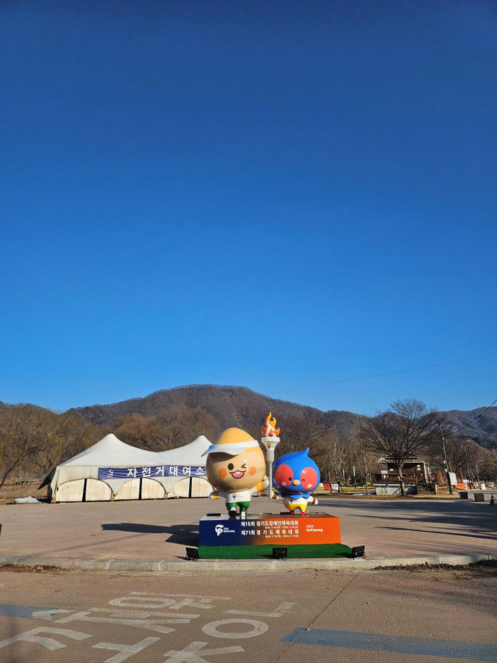 자라섬에 설치된 2025도 경기도종합체육대회 마스코트 조형물. (사진=가평군 제공) photo@newsis.com *재판매 및 DB 금지