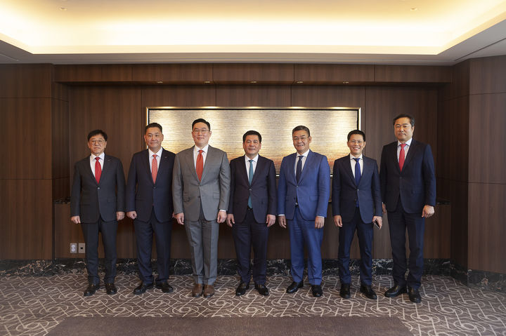 [서울=뉴시스]25일 서울 소공동 롯데호텔에서 열린 '희토류·전력 인프라 협력 강화' 간담회에서 구본규 LS전선 대표, 이상호 LS에코에너지 대표, 김병옥 LS마린솔루션 대표와 응우옌 홍 디엔 베트남 산업통상부 장관 등 관계자들이 기념촬영을 하고 있다. (사진 = 업체 제공) photo@newsis.com *재판매 및 DB 금지