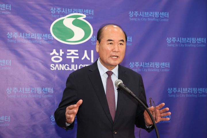 [상주=뉴시스] 강영석 시장이 기자회견을 하고 있다 (사진=상주시 제공) 2025.02.25 photo@newsis.com *재판매 및 DB 금지