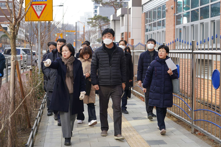 [서울=뉴시스] 이수희 구청장 둔촌초 및 위례초 현장점검 사진.2025.02.25 (사진 제공=강동구청장) photo@newsis.com *재판매 및 DB 금지