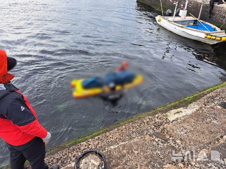 [제주=뉴시스] 25일 제주시 구좌읍 해상에서 변사체가 발견돼 해경과 소방당국이 수습에 나서고 있다. (사진=제주소방안전본부 제공) 2025.02.25. photo@newsis.com