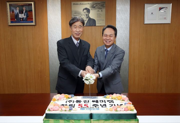 [서울=뉴시스]이부섭(사진 왼쪽) 동진쎄미켐 대표이사가 지난 2022년 10월20일 진옥동 신한은행 은행장과 동진쎄미켐 창립 55주년 축하 기념사진을 촬영하고 있다.(사진=동진쎄미켐 홈페이지) photo@newsis.com *재판매 및 DB 금지