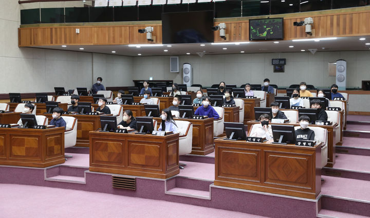 지방의회 체험 중인 학생들.(사진=전주시의회 제공) *재판매 및 DB 금지