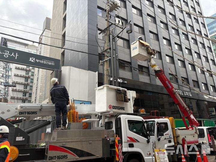 [서울=뉴시스] 최은수 기자= 25일 오전 11시40분께 서울 강남구 삼성동 일대에 40분간 정전이 발생했다. 사진은 한국전력이 정전 원인으로 추정되는 개폐기 교체 작업을 진행하고 있는 모습. 2025.02.25