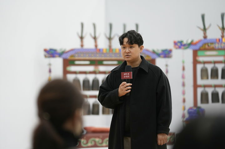 [서울=뉴시스] 박진형 아트플랫폼유연 대표가 25일 서울 서초구 국립국악원 정악단 연습실에서 열린 '행악과 보허자' 제작발표회에서 발언하고 있다.(사진=국립국악원 제공) 2025.02.25. photo@newsis.com *재판매 및 DB 금지