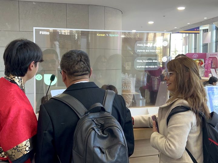 지난 24일 APEC 2025 SOM1 참석차 경주 화백컨벤션센터를 찾은 관계자가 대화형 AI 다국어 통번역 시스템인 챗 트랜스레이션 엔터프라이즈를 사용해 글로벌 소통하고 있다. (사진=플리토 제공) *재판매 및 DB 금지