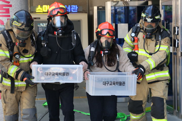 [대구=뉴시스] 대구북부소방서는 25일 북구 산격동에 있는 대구교육박물관에서 합동소방훈련을 했다. (사진=대구북부소방서 제공) 2025.02.25. photo@newsis.com *재판매 및 DB 금지