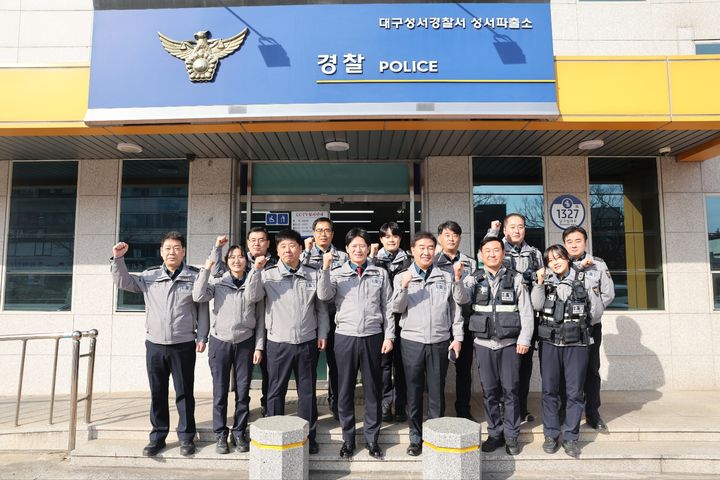 [대구=뉴시스] 이승협 대구경찰청장이 25일 우수 지역 관서로 선정된 성서경찰서 성서파출소를 방문해 유공 경찰관에게 표창장을 수여하고 현장 경찰관들과 소통의 시간을 가졌다. (사진=대구경찰청 제공) 2025.02.25. photo@newsis.com *재판매 및 DB 금지