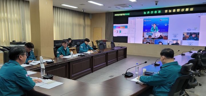 [세종=뉴시스] 사진은 농촌진흥청이 25일 전북 전주시 본청 영농종합상황실에서 서효원 차장 주재로 '과수화상병 사전 예방 점검 회의'를 열고 궤양 제거, 감염 의심주 사전 제거 등 지역별 상황을 점검하고 있는 모습. (사진=농진청 제공) 2025.02.25. photo@newsis.com *재판매 및 DB 금지