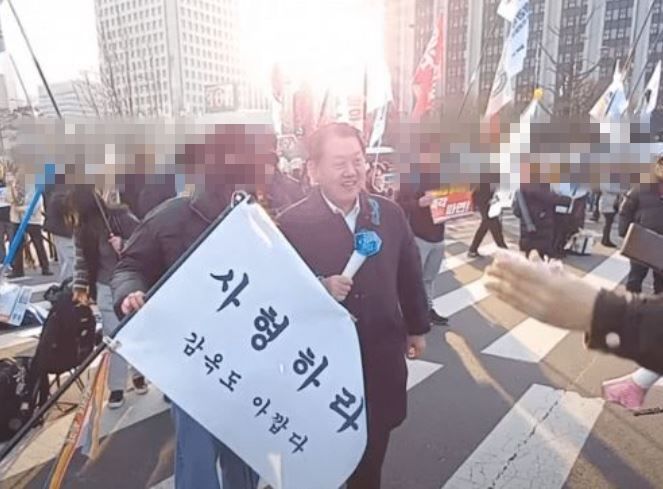 [서울=뉴시스] 2025년 2월 22일 서울 종로구 안국역 일대에서 열린 '윤석열 파면 촉구 범국민대회'에 참석한 김병주 더불어민주당 최고위원이 한 지지자와 함께 찍은 사진.(사진=박민영 국민의힘 대변인 페이스북 갈무리) *재판매 및 DB 금지