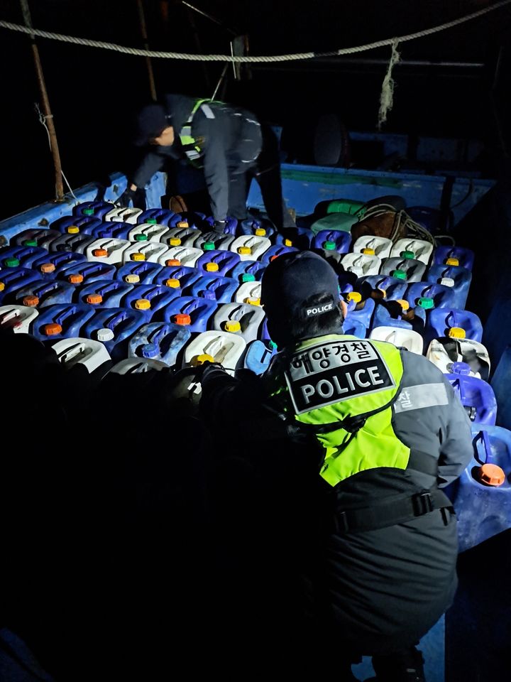 [서천=뉴시스] 보령해경이 적재된 무기산을 적발하고 있다.(사진=보령해양경찰서 제공) 2025.02.25. photo@newsis.com *재판매 및 DB 금지