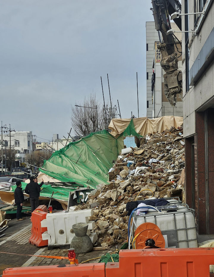 [광주=뉴시스] 박기웅 기자 = 25일 오후 3시께 광주 동구 지산동 지산사거리 한 공사현장에서 건물 가림막이 무너져 소방 당국 등 관계자들이 조치를 취하고 있다. 이 사고로 작업을 하던 60대 남성이 허리를 다쳐 병원으로 옮겨져 치료를 받고 있다. (사진 = 광주 동구 제공) 2025.02.25. photo@newsis.com *재판매 및 DB 금지