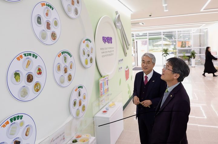 [울산=뉴시스] 박수지 기자 = 천창수 울산시교육감이 25일 부울경 교육감협의회를 방문해 경남교육청의 '학교급식연구소'를 확인하고 있다. (사진=시교육청 제공) 2025.02.25. photo@newsis.com *재판매 및 DB 금지