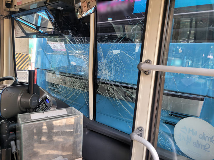 [부산=뉴시스] 25일 오후 부산 남구의 한 버스정류장에 정차해 있던 시내버스를 또 다른 버스가 추돌해 승객 총 10명이 경상을 입었다. (사진=부산경찰청 제공) 2025.02.25. photo@newsis.com *재판매 및 DB 금지