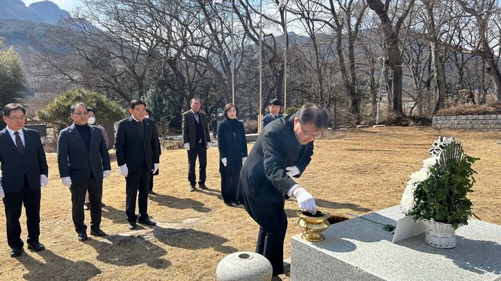 [창원=뉴시스]경남동부보훈지청, 창원진전국가관리묘역 참배.(사진=경남동부보훈지청 제공) 2025.02.25.photo@newsis.com *재판매 및 DB 금지