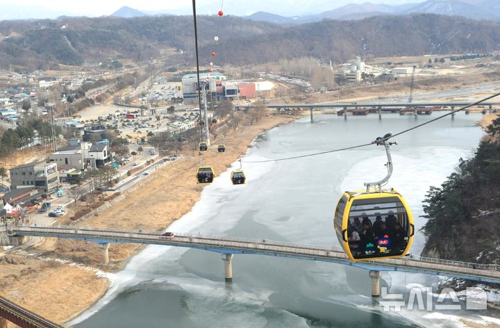 [원주=뉴시스] 이덕화 기자 = 25일 원주시 간현관광지 케이블카가 개통된 가운데 케이블카를 탄 시민들이 소금산 정상에 설치된 출렁다리를 향해 올라가고 있다. 2025.02.25. wonder8768@newsis.com